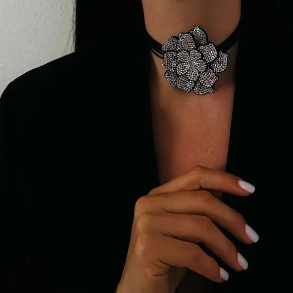 New Rhinestone Flower Large Black Necklace Choker - Picture 2 of 11